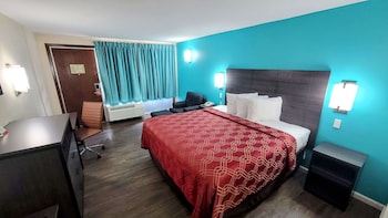 Standard Room, 1 King Bed, Smoking, Ground Floor