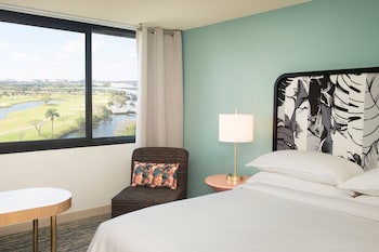 Executive Room, 1 King Bed (Mobility/Hearing Access, Roll-In Shwr)