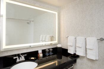 Executive Room, 2 Queen Beds (Mobility/Hearing Accessible, Tub)