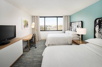 Executive Room, 2 Queen Beds (Mobility/Hearing Accessible, Tub)