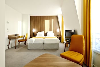 Junior Suite, 2 Twin Beds, Smoking (Queen sofabed)