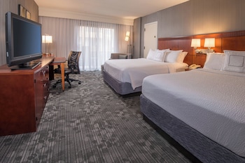 Room, 2 Queen Beds (Mobility Accessible, Roll-In Shower)