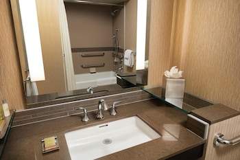 Room, 2 Queen Beds, Accessible, Bathtub