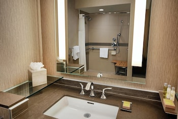 Suite, 1 King Bed, Accessible