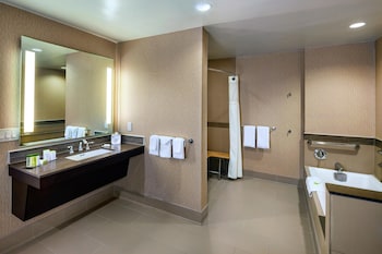 Suite, 1 King Bed, Accessible