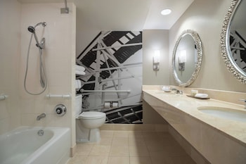 Room, 1 King Bed, Balcony (Mobility/Hearing Accessible, Tub)