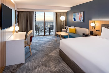 Room, 1 King Bed, Balcony, Bay View (High Floor)