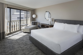 Club Room, 1 King Bed (Regency Club Breakfast)