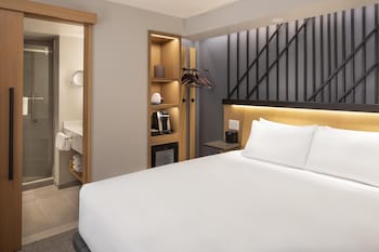 Room, 1 King Bed (Ferry View)