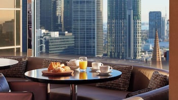 Deluxe Room, 1 King Bed, Corner (Grand Club Lounge Access)