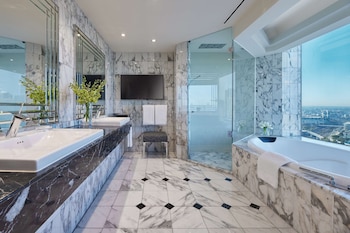 Diplomatic Suite (Grand Club Lounge Access)
