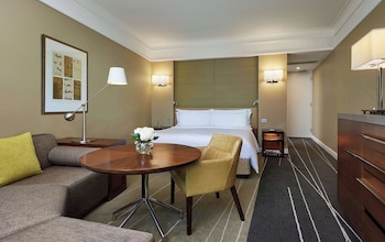 Deluxe Room, 1 King Bed, Corner