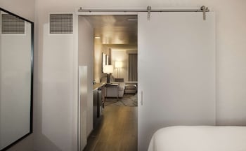 Suite, 1 King Bed, Accessible