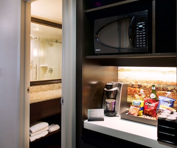 Suite, 1 King Bed, Accessible