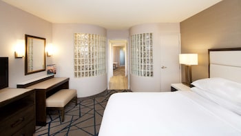 2 Room Whirlpool Suite 1 king Bed Nonsmoking