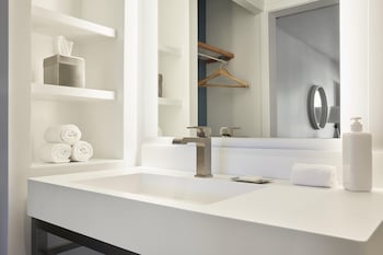 Room, 1 Queen Bed, Accessible (3x3 Shower)