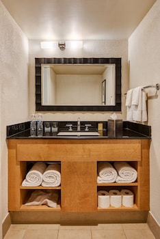 Room, 1 King Bed, Accessible, Courtyard View (Roll-in Shower)