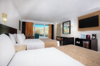Standard Room, 2 Double Beds, City View