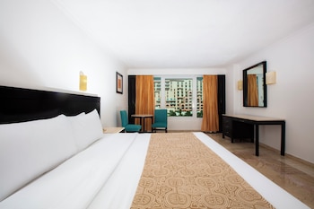 Standard Room, 1 King Bed, City View