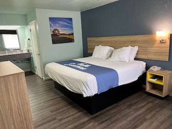 Room, 1 King Bed, Smoking