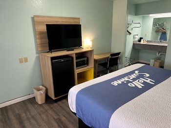 Room, 1 King Bed, Smoking