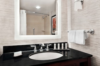 Suite, 1 King Bed, Corner