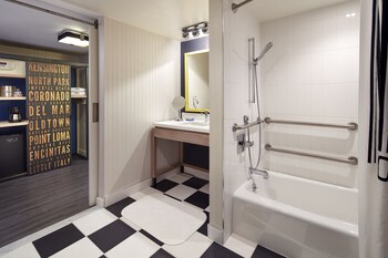 Room, 1 King Bed, Accessible (Primo)