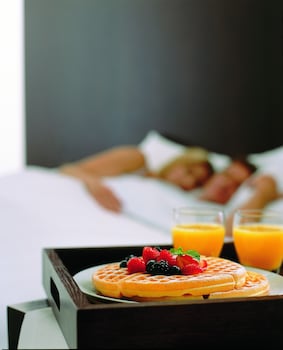 Room, 1 King Bed (Club Access w/ comp non-alcoholic bev)