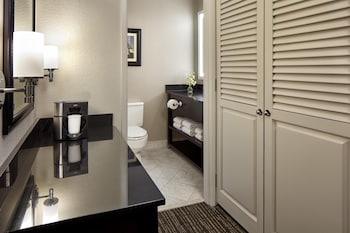 Room, 1 King Bed (Club Access w/ comp non-alcoholic bev)