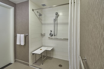 Room, 2 Queen Beds, Accessible, Bathtub
