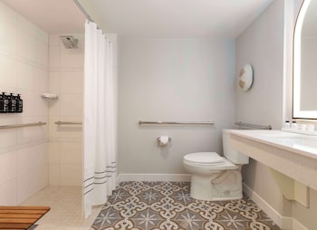 Room, 2 Queen Beds, Accessible (Roll-In Shower)