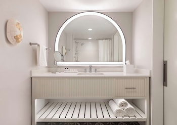 Room, 1 King Bed, Accessible, Ocean View (Hearing)