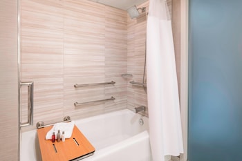 Club Room, 1 King Bed (Hearing Accessible)