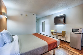 Standard Room, 1 King Bed, Accessible, Non Smoking
