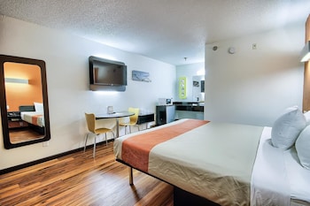 Standard Room, 1 King Bed, Accessible, Non Smoking