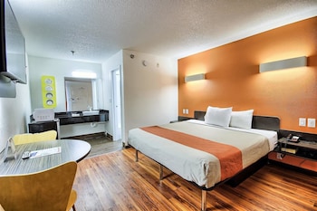 Standard Room, 1 King Bed, Accessible, Non Smoking