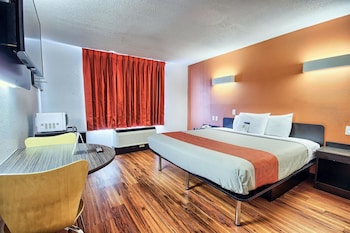 Standard Room, 1 King Bed, Accessible, Non Smoking