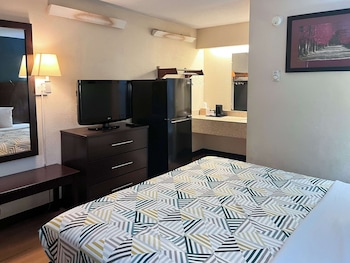 Standard Room, 1 King Bed, Accessible, Smoking