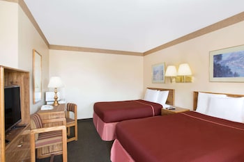2 Queens Beds, Suite, Non-Smoking, Room 205