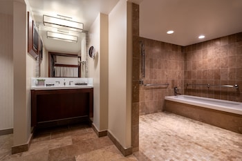 Executive Suite, 1 Double Bed, Balcony (Mobility/Hearing Access, Roll-in Shwr)