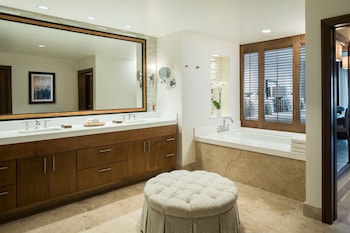 Suite, 1 King Bed with Sofa bed