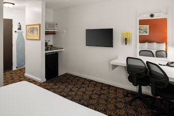 Room, 1 Queen Bed, Roll-in Shower