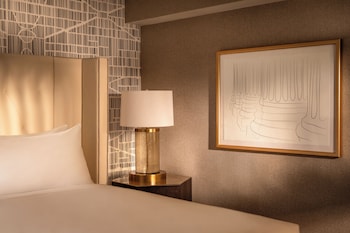 Suite, 1 King Bed, Corner (Capital)
