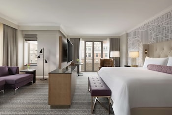 Suite, 1 King Bed, Corner (Capital)