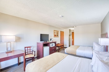 Standard Room, 2 Queen Beds, Non Smoking, Pool View