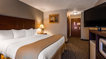 Standard Room, 1 King Bed, Non Smoking, Pool View