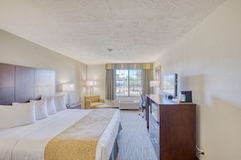 Standard Room, 1 King Bed, Non Smoking, Pool View
