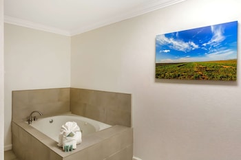 Standard Room, 1 King Bed, Non Smoking, Jetted Tub