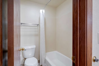 Standard Room, 1 Queen Bed, Non Smoking, Refrigerator & Microwave