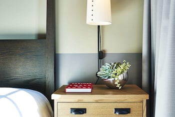 Deluxe Room, 1 King Bed, Mobility Accessible